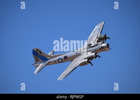 Ein wunderschön restauriertes und 2. Weltkrieg ära B-17 Bomber fliegt bei Lukas Tage in Arizona im Jahr 2018 Stockfoto