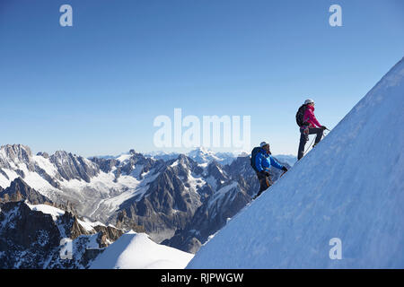 Bergsteiger auf schneebedeckten Hang, Chamonix, Rhône-Alpes, Frankreich Stockfoto