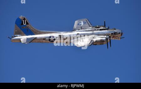 Ein wunderschön restauriertes und 2. Weltkrieg ära B-17 Bomber fliegt bei Lukas Tage in Arizona im Jahr 2018 Stockfoto