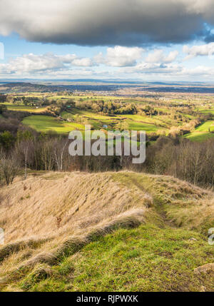 Blick vom Gipfel des Painswick Leuchtfeuer in den Cotswolds, Goucestershire, UK. Stehend auf dem Hügel fort mit Blick über die Ebene des Flusses Sev Stockfoto