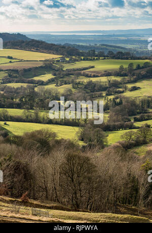 Blick vom Gipfel des Painswick Leuchtfeuer in den Cotswolds, Goucestershire, UK. Stehend auf dem Hügel fort mit Blick über die Felder auf der Ebene der Stockfoto