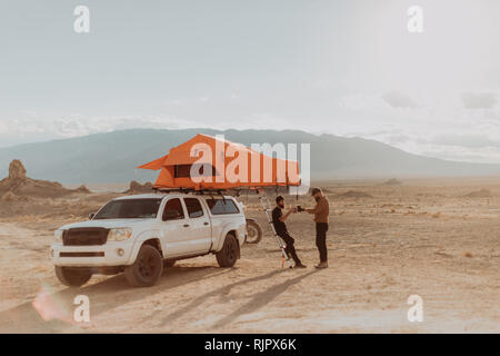 Motorradfahrer Freunde unter Pause neben Geländewagen, Trona Pinnacles, Kalifornien, USA Stockfoto