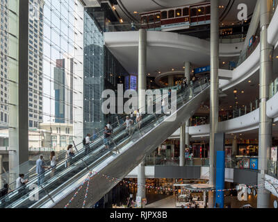 Das Innere eines modernen Shopping Precinct in Bangkok, Thailand, mit Fahrtreppen und Leute einkaufen Stockfoto