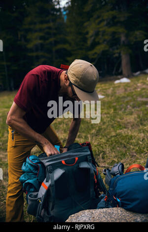 Wanderer packen Rucksack, mineralische König, California, United States Stockfoto