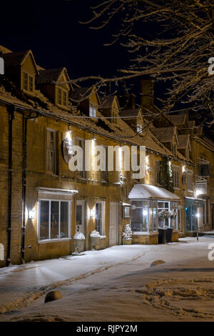 Die alten Bestände Inn vor Sonnenaufgang im Winter Schnee. Verstauen auf der Wold, Cotswolds, Gloucestershire, England Stockfoto