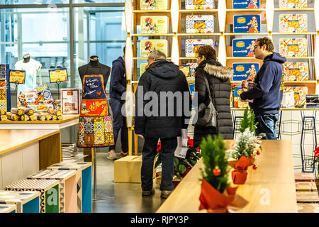 BOLOGNA, Italien - 16 Dezember, 2018: Touristen, die das Einkaufen bei FICO Eataly Welt, das größte Gourmet agri-food-Park in der Welt Stockfoto