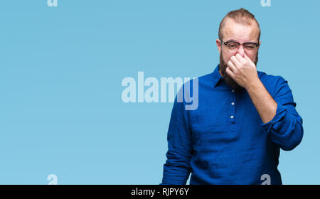 Junge kaukasier hipster Mann mit Brille über isolierte Hintergrund riechen etwas stinkig und ekelhaft, unerträglichen Geruch, mit Atem Stockfoto