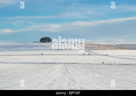 Verschneite Winterlandschaft in Avebury, Wiltshire, England Stockfoto