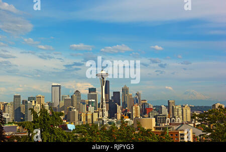 Seattle City Skyline mit Mount Rainier auf Hintergrund im Sommer. Seattle city panorama und Mount Rainier mit einem Schnee top. Stockfoto