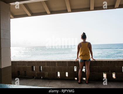 Frau mit Blick auf das Meer vom Balkon, Hookipa Beach, Maui, Hawaii Stockfoto