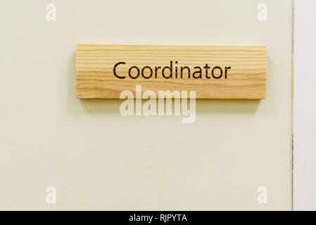 Hölzernes Schild mit dem Wort Koordinator Stockfoto