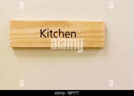 Hölzernes Schild mit dem Wort Küche. Stockfoto