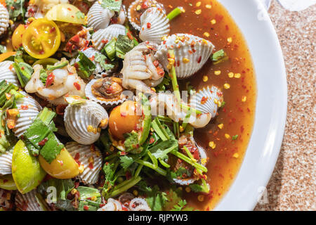 Som-Tum, Papaya Salat Meeresfrüchte Blut Herzmuscheln und Tintenfisch. Stockfoto