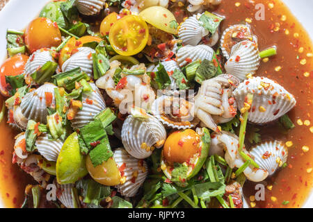 Som-Tum, Papaya Salat Meeresfrüchte Blut Herzmuscheln und Tintenfisch. Stockfoto