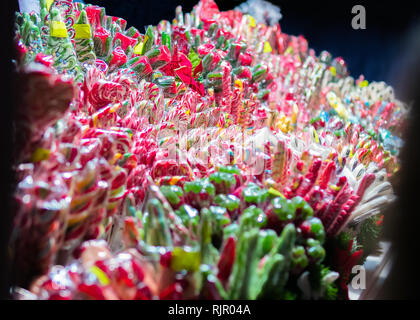 Viele bunte Süßigkeiten zum Verkauf an Candy shop in Weihnachtsessen Festival Stockfoto