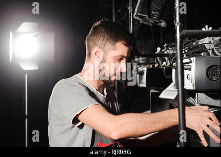 Die lichttechniker passt die Lichter auf der Bühne Stockfoto