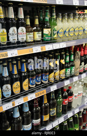 Alkoholische Getränke in den Regalen der Supermärkte. Alkohol trinken Markt Konzept. Verschiedene Arten von Bier auf Regalen. Inländischen und importierten Bieren. Alkoholische b Stockfoto
