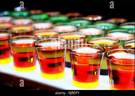 Variation der harten alkoholischen Schüsse auf Theke serviert. Stockfoto