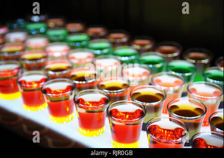 Variation der harten alkoholischen Schüsse auf Theke serviert. Stockfoto