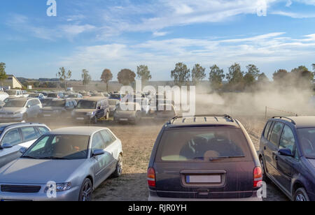 Staubigen Parkplatz Landschaft auf einem Feld mit vielen Staub bedeckt Autos am Abend mal in Süddeutschland Stockfoto