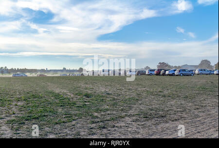 Staubigen Parkplatz Landschaft auf einem Feld mit vielen Staub bedeckt Autos am Abend mal in Süddeutschland Stockfoto