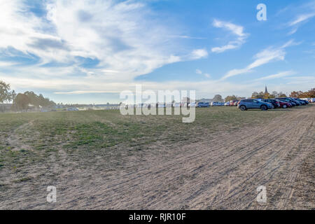 Staubigen Parkplatz Landschaft auf einem Feld mit vielen Staub bedeckt Autos am Abend mal in Süddeutschland Stockfoto