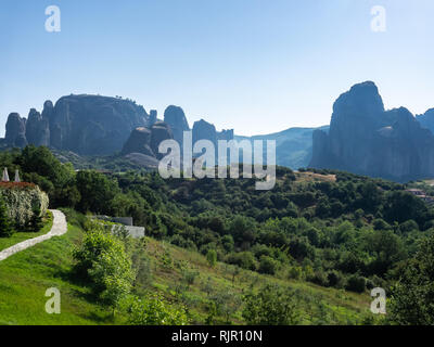 Panoramablick auf die Felsen von Meteora an einem klaren Sommertag Stockfoto