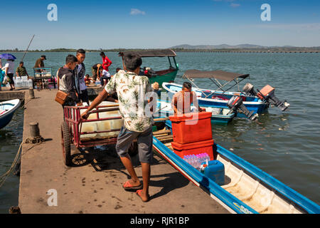 Kambodscha, Preah Koh Kong, Prek Kaoh Pao Fluss, Dong Tung Hafen Steg, Mann mit Eisblöcken auf Wagen verladen Boot Stockfoto