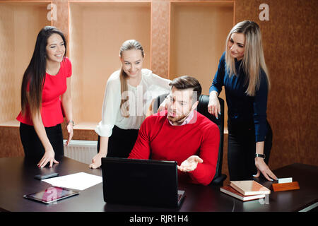 Gruppe von lächelnden inspiriert junge Geschäftsleute arbeiten zusammen Stockfoto