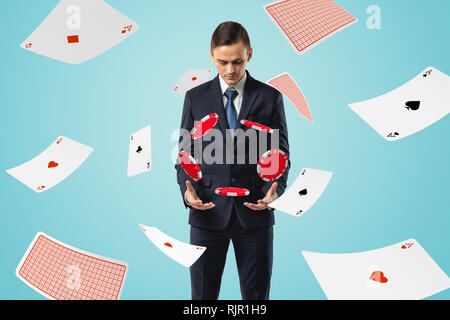 Mann im Anzug auf der Suche nach Poker chips schwebend in der Luft mit Asse alle fliegen herum. Erfolgreiches Spiel. Lucky player. Spielsucht. Stockfoto