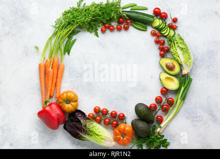 Frische Zutaten in einem Kreis auf dem weißen Tisch arrangiert, Ansicht von oben, Kopieren, selektiven Fokus Stockfoto