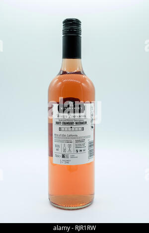 Largs, Schottland, Großbritannien - 04 February, 2019: eine Flasche Wein der Marke stieg mit hinteren Label angezeigte Produkte: BRITISCHE Regierung trinken bewusst Informationen und Details Stockfoto