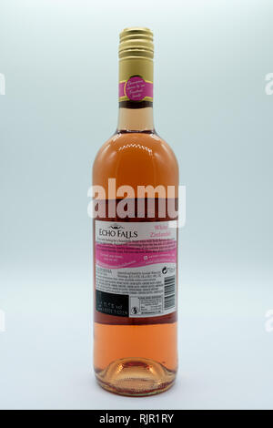 Largs, Schottland, Großbritannien - 04 February, 2019: eine Flasche Wein der Marke stieg mit hinteren Label angezeigte Produkte: BRITISCHE Regierung trinken bewusst Informationen und Details Stockfoto