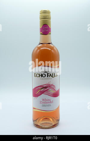 Largs, Schottland, Großbritannien - 04 February, 2019: eine Flasche Wein der Marke stieg mit recyclingfähigen Flaschen- und Top oin Übereinstimmung mit dem derzeitigen britischen Recycling-richtlinien Stockfoto