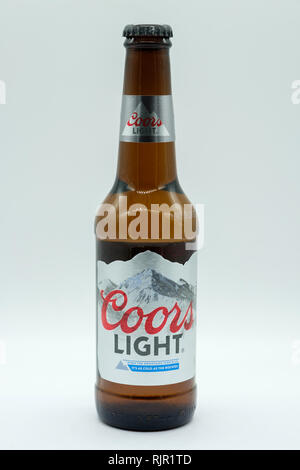 Largs, Schottland, Großbritannien - 04 February, 2019: eine Flasche Coors Light Pilsener Bier im Glas Flasche, die sich über alle UK lokale Behörden wieder verwertet werden können. Stockfoto