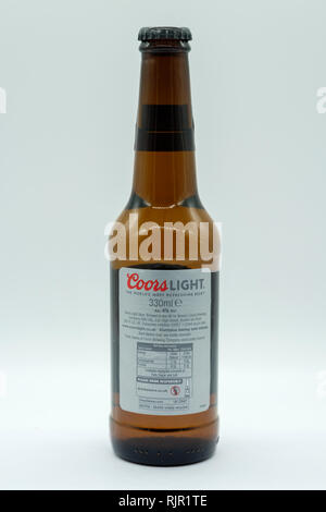 Largs, Schottland, Großbritannien - 04 February, 2019: eine Flasche Coors Light branded Lagerbier mit hinteren Label anzeigen Trinken bewusst Informationen der britischen Regierung Stockfoto