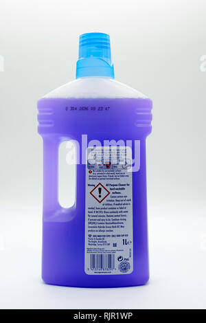 Largs, Schottland, Großbritannien - 04 February, 2019: Hinten Label von Flash Marke Reiniger Anzeige der relevanten recycling Symbole und Sicherheitshinweise Stockfoto