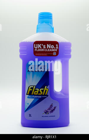 Largs, Schottland, Großbritannien - 04 February, 2019: Flash Cleaner der Marke in einem Kunststoff recycelbarem Kunststoff Flasche inline mit aktuellen UK recycling Initiativen. Stockfoto