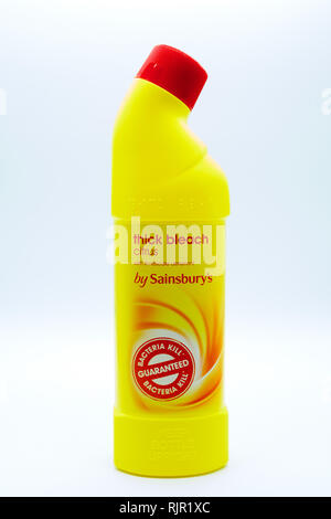 Largs, Schottland, Großbritannien - 04 February, 2019: Sainsbury's branded Chlorox Reiniger in einem Kunststoff recyclebar Plastikflasche mit entsprechenden Symbolen dis Stockfoto