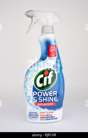 Largs, Schottland, Großbritannien - 04 February, 2019: Hinten Label des CIF-branded Bad Reiniger Anzeige der relevanten recycling Symbole und Sicherheitshinweise in Einem Stockfoto