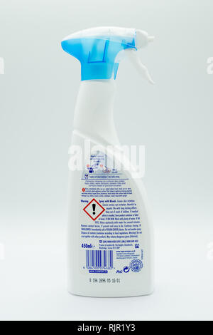 Largs, Schottland, Großbritannien - 04 February, 2019: Hinten Label von Flash Cleaner Anzeige der relevanten recycling Symbole und Sicherheitshinweise branded inline mit Stockfoto
