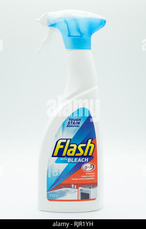 Largs, Schottland, Großbritannien - 04 February, 2019: Flasche Flash Marke Bleichen cleaner in wiederverwertbaren Kunststoff Flasche. inline mit aktuellen UK recycling Initiie Stockfoto