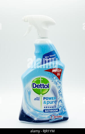 Largs, Schottland, Großbritannien - 04 February, 2019: dettol Branded Reiniger in eine Wiederverwertbare Flasche im Einklang mit der derzeitigen britischen Recycling und Umwelt Stockfoto