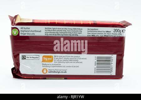 Largs, Schottland, Großbritannien - 04 February, 2019: Highland Shortbread Finger von Sainsbury's mit den entsprechenden Gesundheit Symbole nicht recycelbare Verpackung Stockfoto