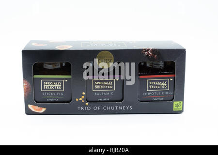 Largs, Schottland, Großbritannien - 04 February, 2019: Aldi Marke Trio Gläser von Chutneys mit der Vegetarischen Symbol angezeigt auf der Vorderseite der Verpackung inline Stockfoto