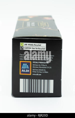 Largs, Schottland, Großbritannien - 04 February, 2019: Aldi Marke Trio Gläser von Chutneys mit dem Recycling Symbole angezeigt inline mit aktuellen UK Recycling init Stockfoto