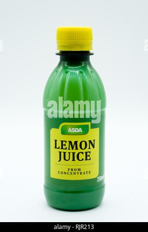Largs, Schottland, Großbritannien - 04 February, 2019: Ein Asda branded Flasche Zitronensaft in einem wiederverwertbaren Kunststoff Flasche und capinline mit aktuellen UK Recycling Stockfoto