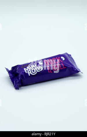 Largs, Schottland, Großbritannien - 04 February, 2019: Cadbury Schokolade der Marke Mini Roll in recycelbare Verpackungen inline mit aktuellen UK recycling Initiativen. Stockfoto