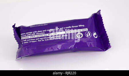 Largs, Schottland, Großbritannien - 04 February, 2019: Cadbury Schokolade der Marke Mini Roll in wiederverwertbaren Verpackung und für Vegetarier geeignet, da auf der Rückseite angezeigt. Stockfoto