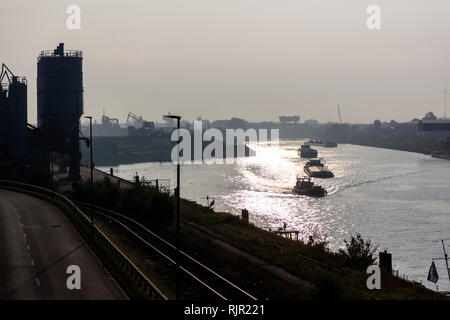 Frachtflugzeuge in den Kanal im Duisburger Hafen Stockfoto